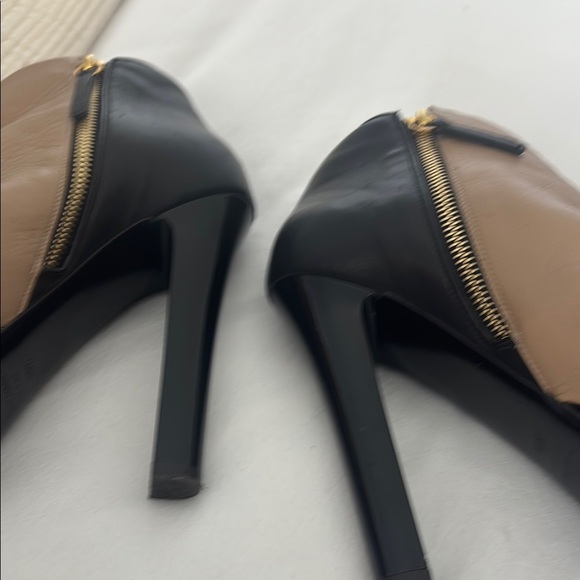 Elegant Black and Tan Platform Heels - Picture 8 of 8